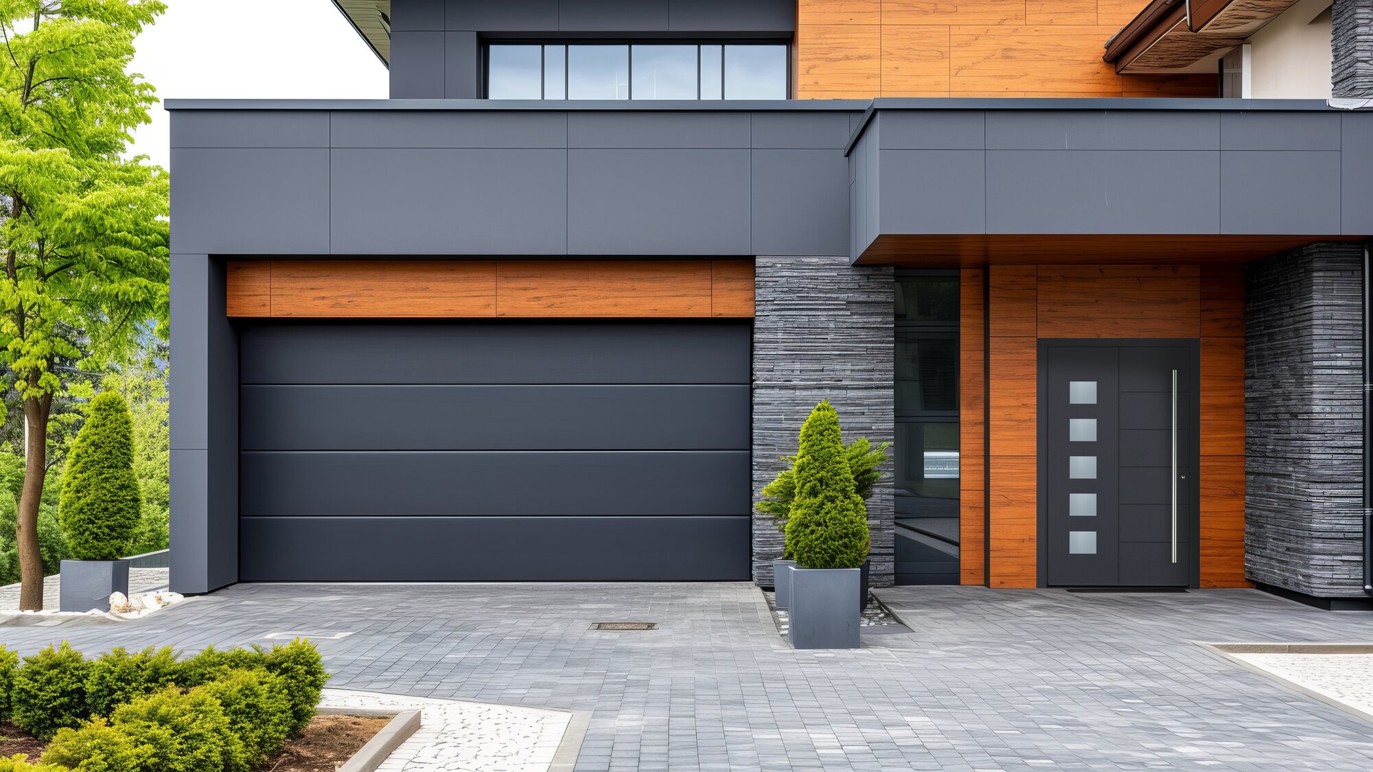 Garagentor Sektionaltor mit passender Haustür