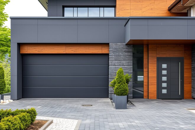 Sektionaltor mit Aluminiumtür und Holzdesign