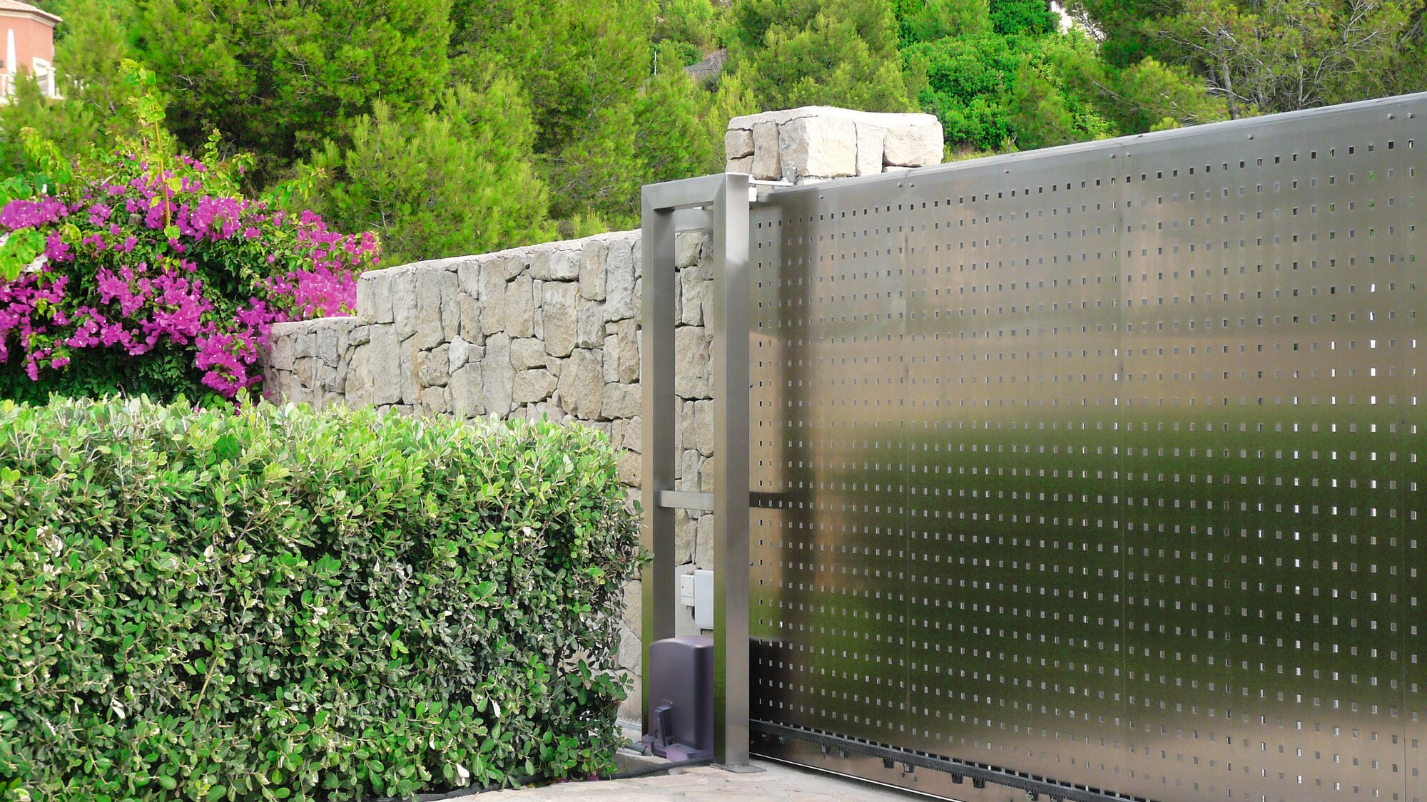 Der Antrieb RUNner von SOMMER an einem Schiebetor montiert.