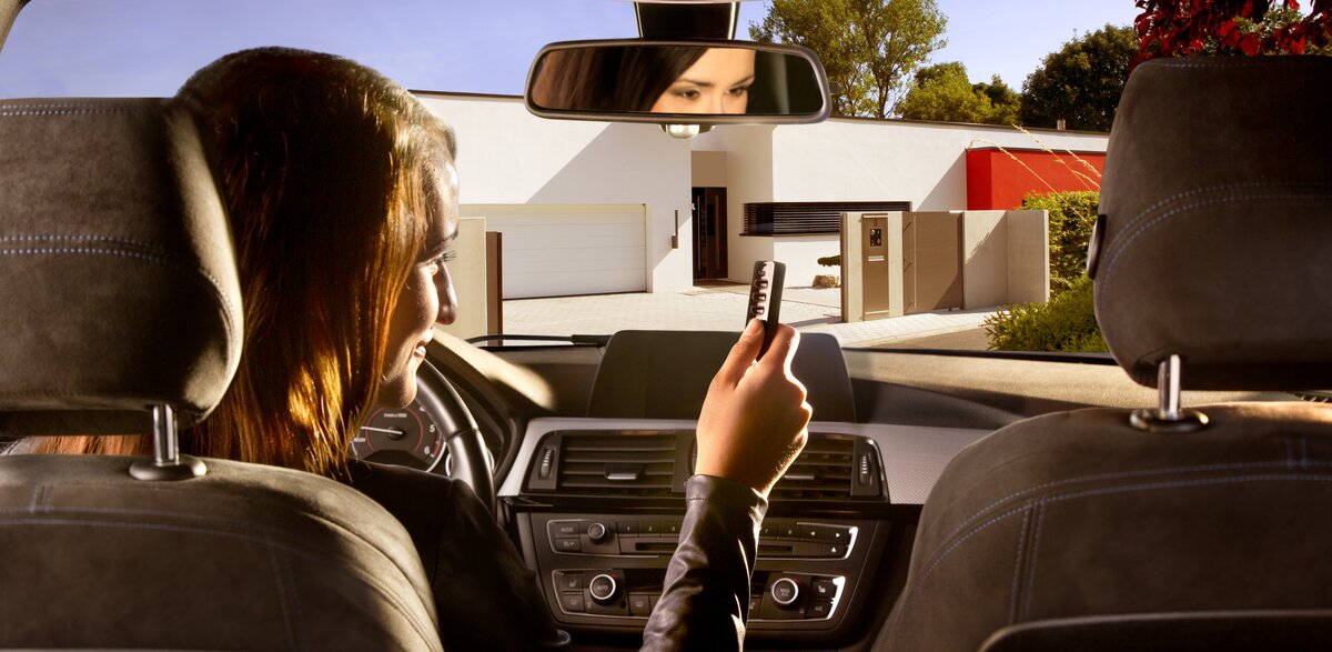 Hand-held transmitter from SOMMER opens the sliding gate of the courtyard entrance