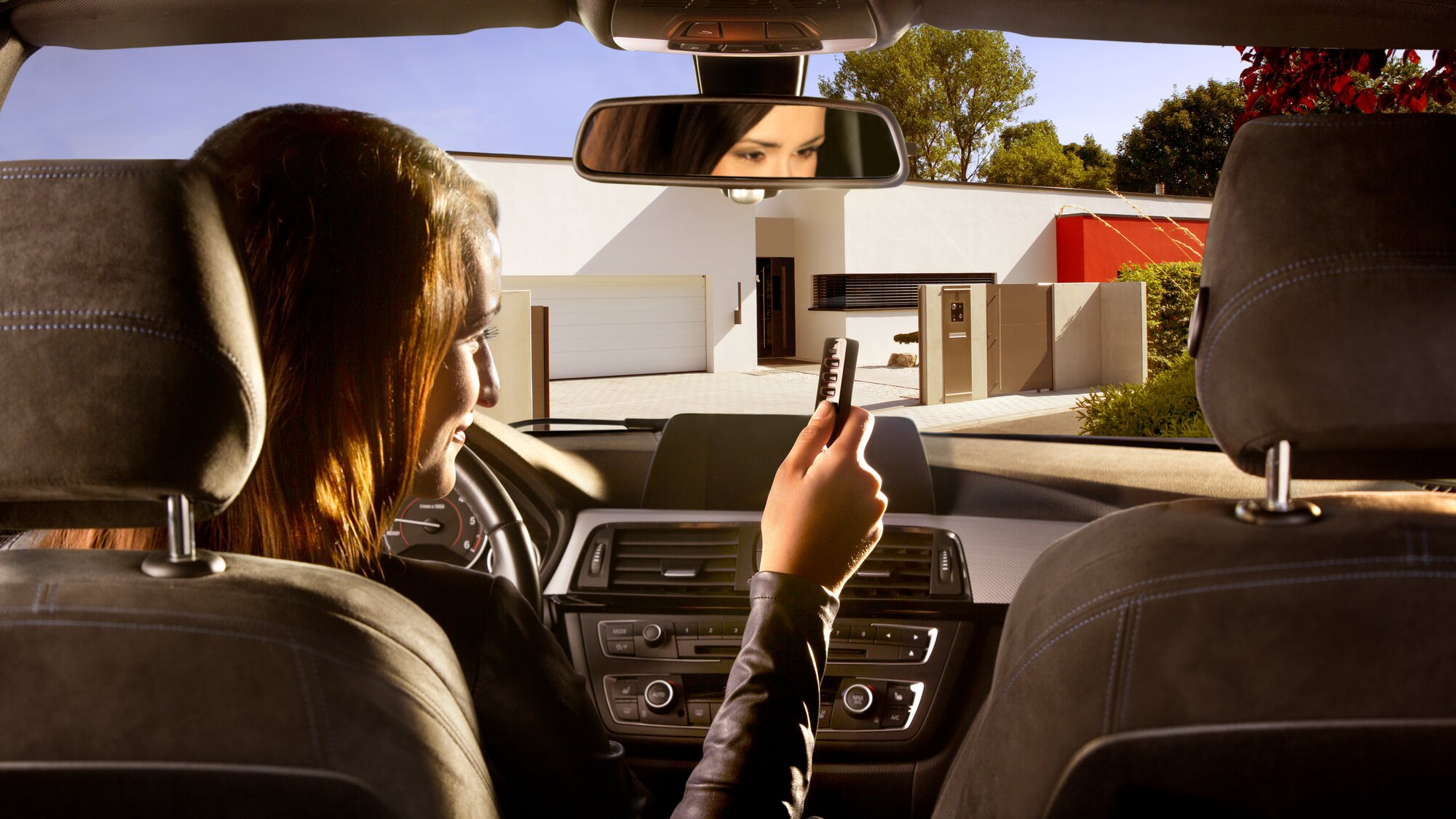 Handsender von SOMMER öffnet das Schiebetor der Hofeinfahrt