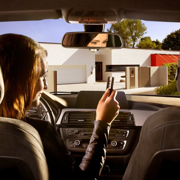 Hand-held transmitter from SOMMER opens the sliding gate of the courtyard entrance