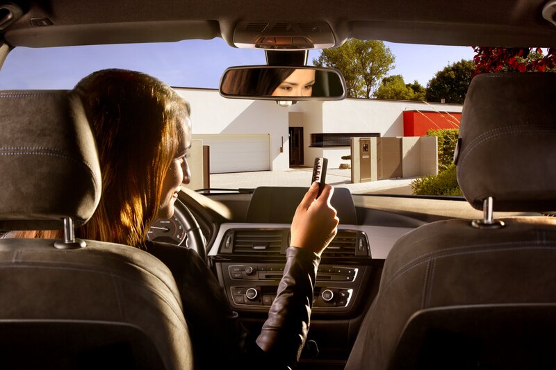 Hand-held transmitter from SOMMER opens the sliding gate of the courtyard entrance