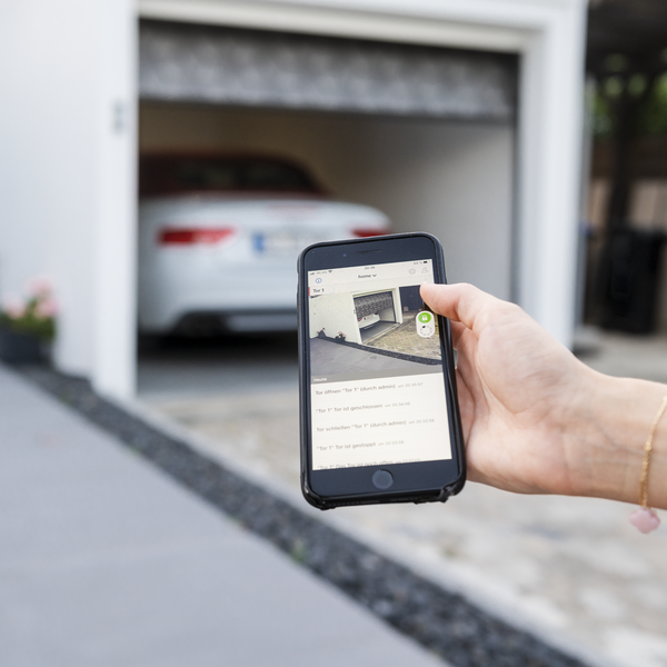 Smartphone öffnet ein Sektionaltor
