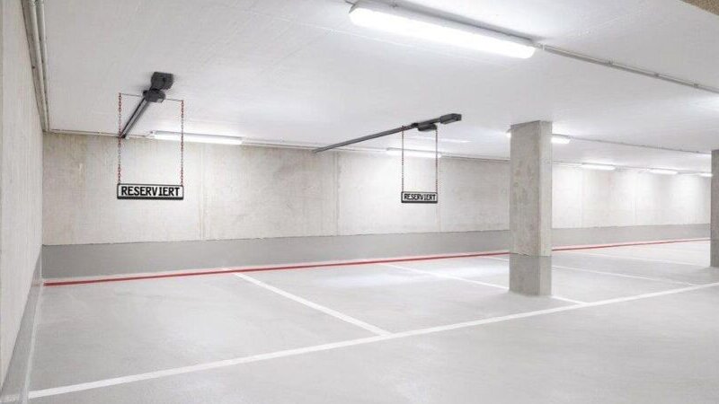 Automatic parking space barrier