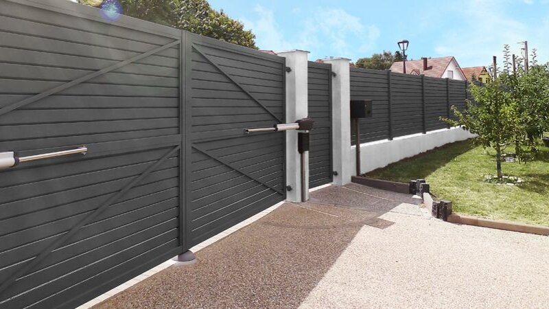Swing gate operator twist 360 rapido installed on a gate