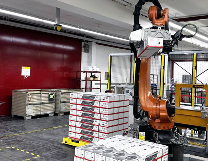 Robot lifting parcels